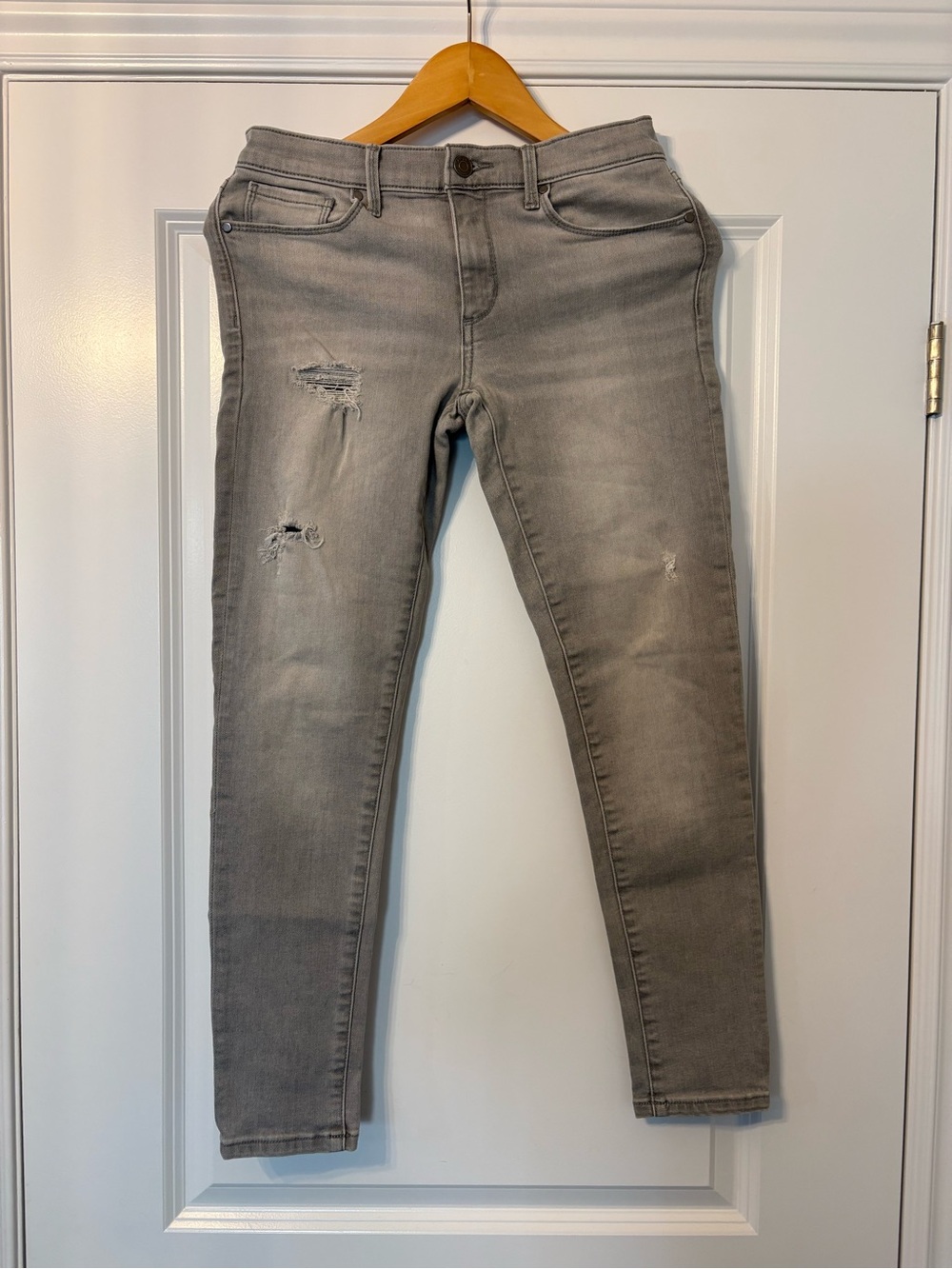 Ladies Banana Republic Grey Distressed Skinny Jeans